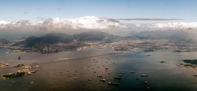 Mesmo com carência de investimentos, conhecimento vira instrumento na recuperação da Baía de Guanabara e de seu entorno vista aerea da baia de guanabara 02