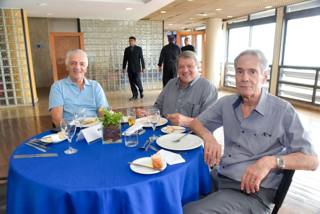 Tradicional almoço do Clube de Engenharia homenageia aniversariantes de abril 22 Tradicional almoço do Clube de Engenharia homenageia aniversariantes de abril f45 5107