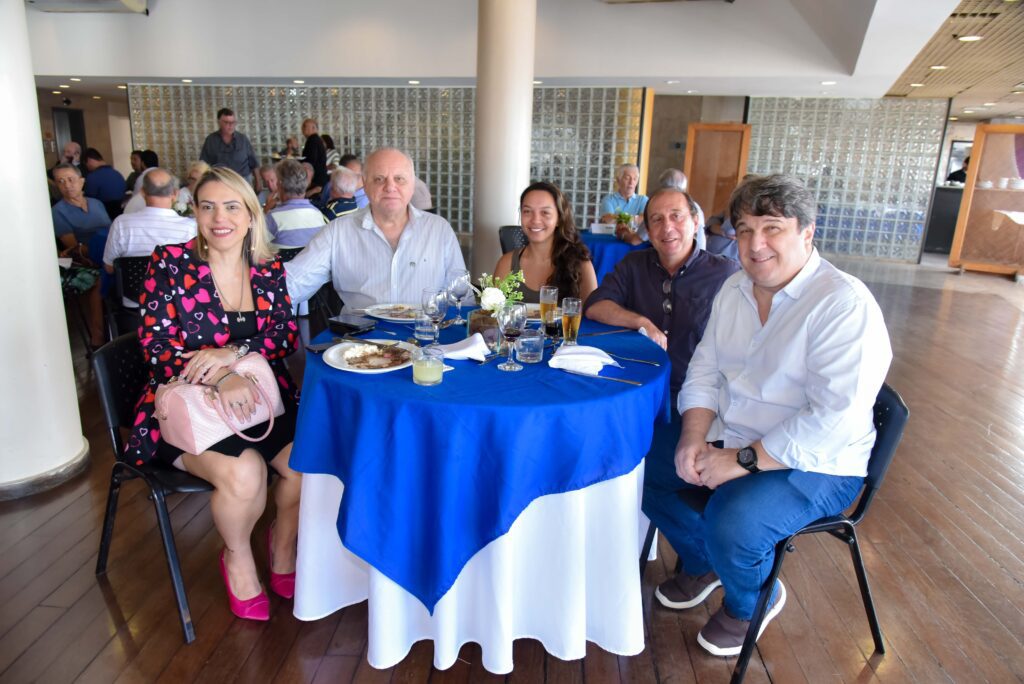 Tradicional almoço do Clube de Engenharia homenageia aniversariantes de abril 16 Tradicional almoço do Clube de Engenharia homenageia aniversariantes de abril f45 5125