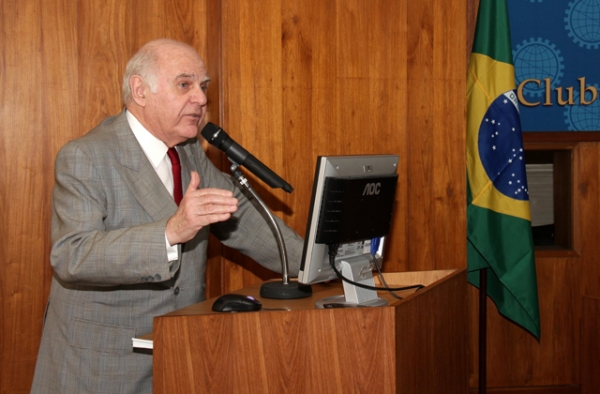 Palestra de Francis sobre geotecnia atrai grande público ao Clube de Engenharia 1350505190