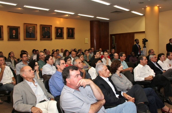 Palestra de Francis sobre geotecnia atrai grande público ao Clube de Engenharia 1350505191