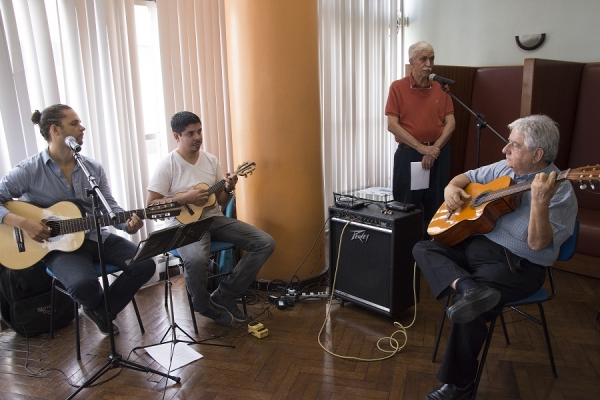 Homenagem às mulheres emociona em tarde musical 1493066759