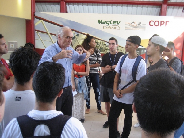 Estudantes do IBMR visitam trem de levitação magnética da Coppe 1496695437