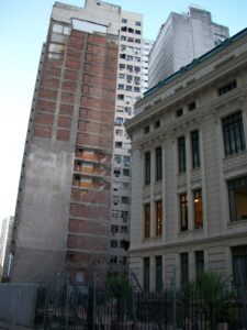 Entidades da Engenharia criticam projeto de lei estadual que permite autovistorias realizadas por técnicos industriais 1620px fundos do teatro municipal do rio de janeiro e um predio quew
