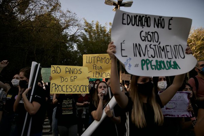 Encerramento de programas de pós-graduação da Unisinos gera protestos 1 Encerramento de programas de pós-graduação da Unisinos gera protestos 35719561