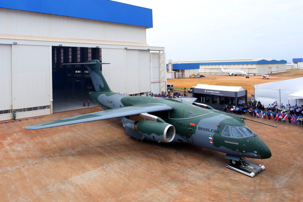 A associação da Embraer com a Boeing embraer apresenta o aviao militar kc 390 em gaviao peixoto foto gerson fujiki embraer 102120140001