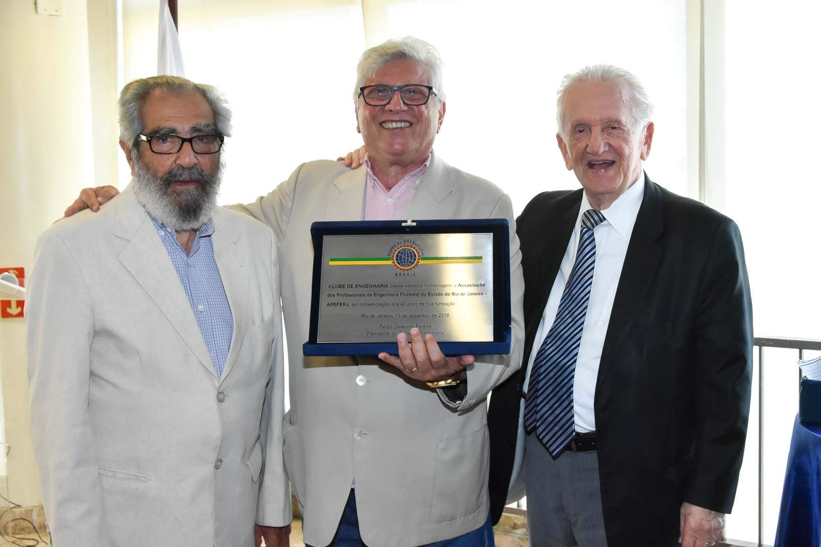 APEFERJ: 40 anos de luta pela preservação dos recursos florestais do estado f36 1762 dia 04 01 placa homenagem apeferj foto de fernando alvim