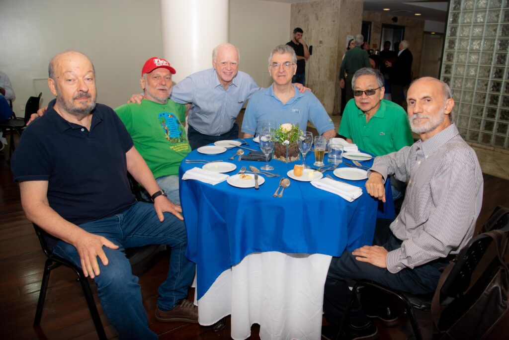 Almoço congrega sócios na sede do Clube 36 Almoço congrega sócios na sede do Clube f45 2111