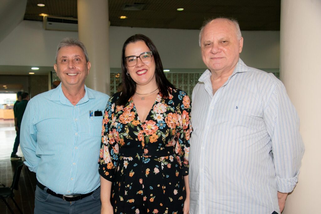Almoço congrega sócios na sede do Clube 33 Almoço congrega sócios na sede do Clube f45 2117