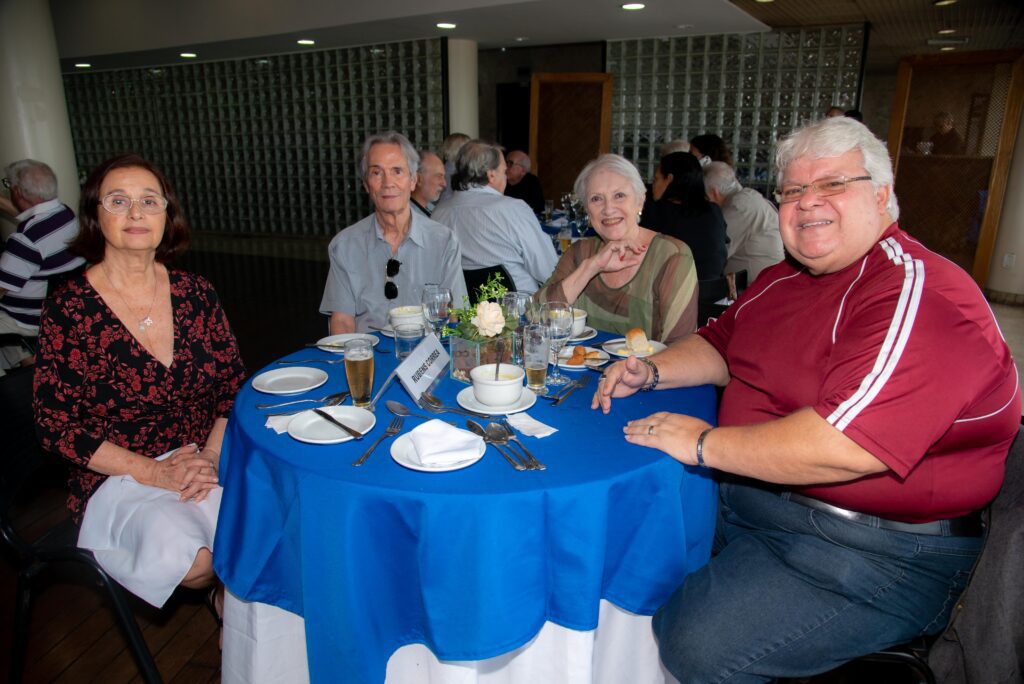 Almoço congrega sócios na sede do Clube 28 Almoço congrega sócios na sede do Clube f45 2139