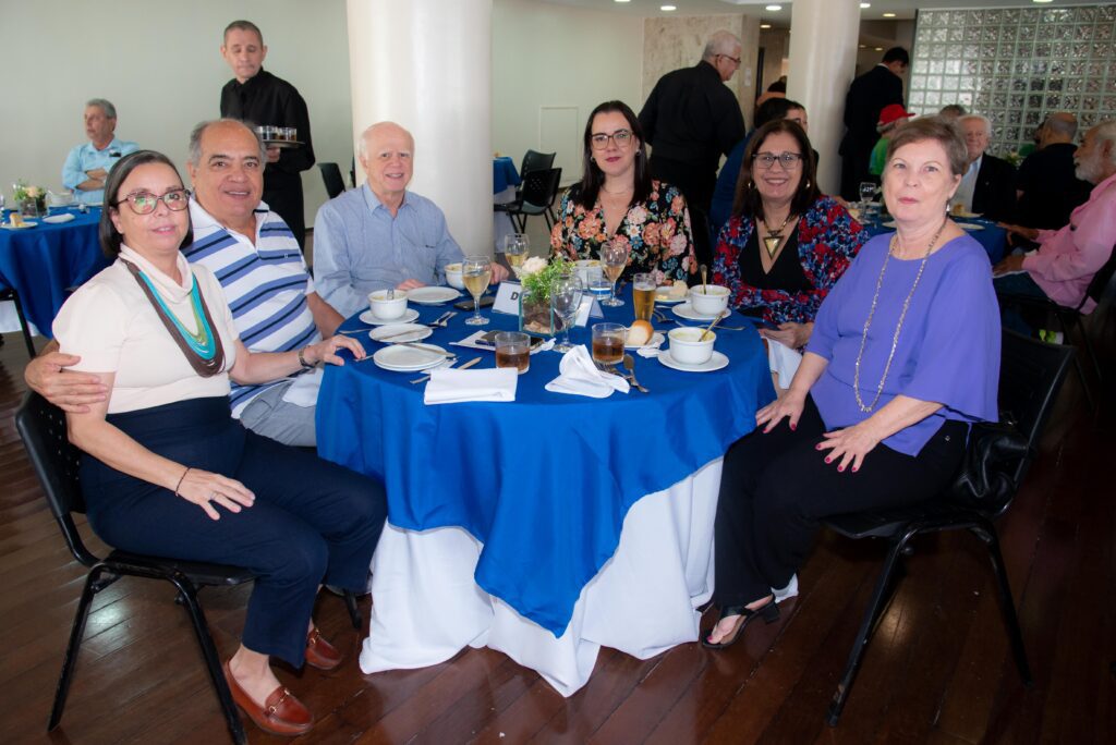 Almoço congrega sócios na sede do Clube 27 Almoço congrega sócios na sede do Clube f45 2141