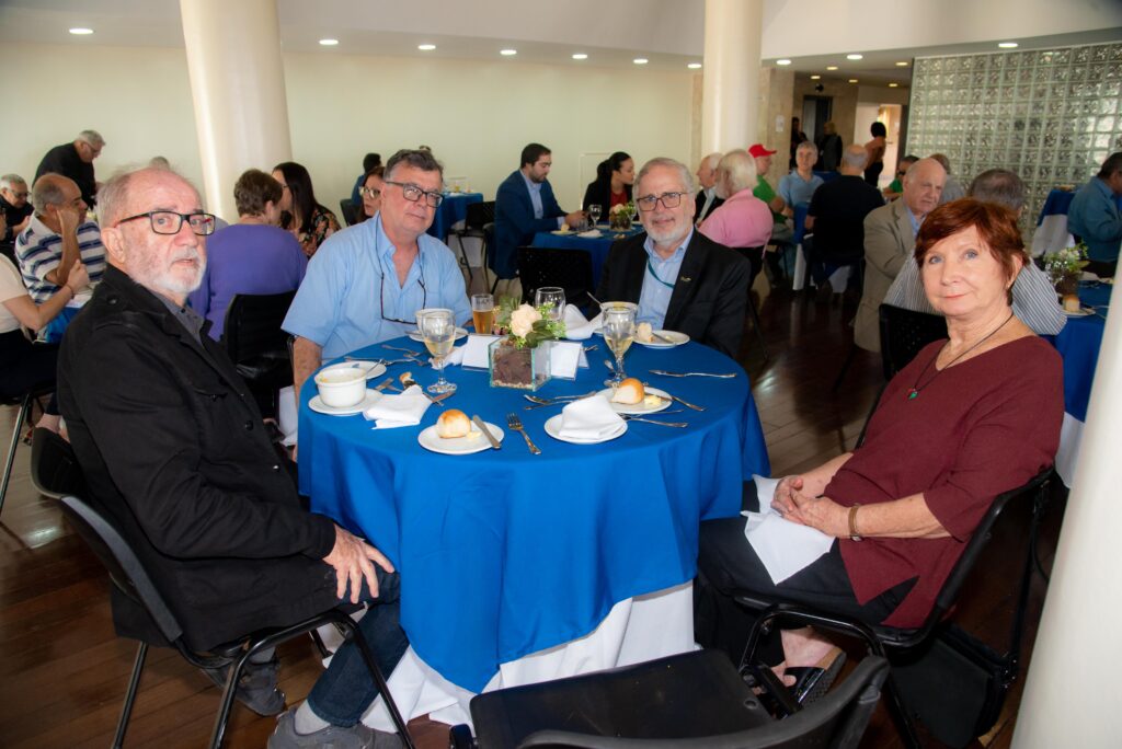 Almoço congrega sócios na sede do Clube 26 Almoço congrega sócios na sede do Clube f45 2143