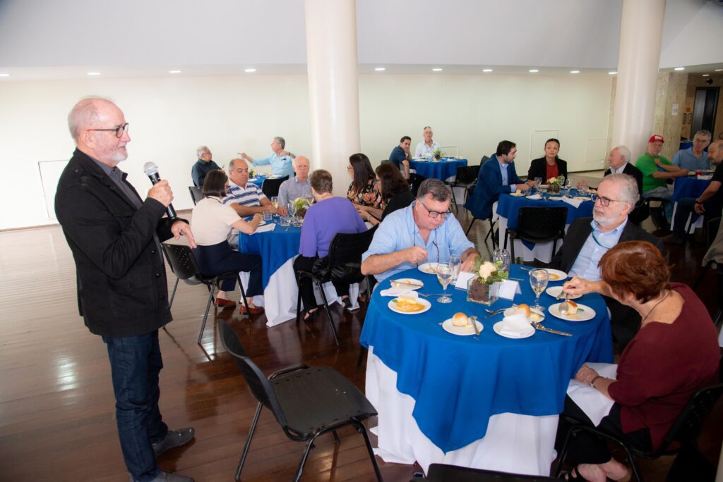 Almoço congrega sócios na sede do Clube 24 Almoço congrega sócios na sede do Clube f45 2152