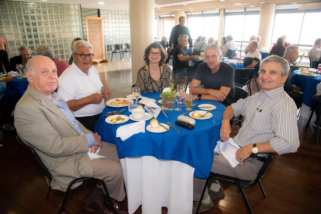 Almoço congrega sócios na sede do Clube 22 Almoço congrega sócios na sede do Clube f45 2160
