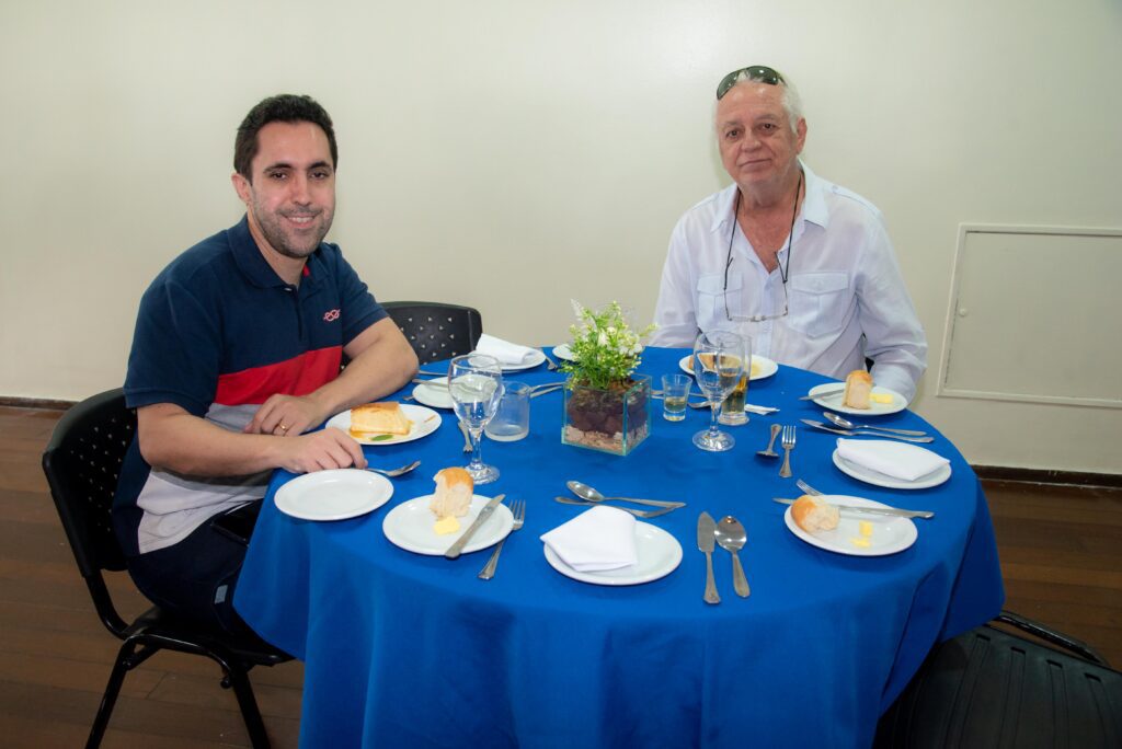 Almoço congrega sócios na sede do Clube 19 Almoço congrega sócios na sede do Clube f45 2167