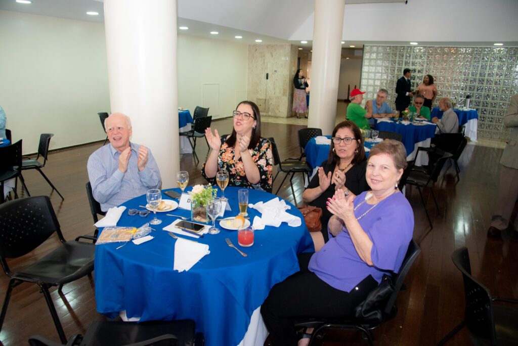 Almoço congrega sócios na sede do Clube 37 Almoço congrega sócios na sede do Clube f45 2184