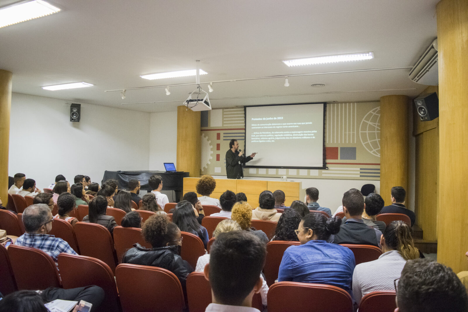 Protagonismo jovem e defesa de princípios marcam sucesso do 2º EFEEng palestra 5 engenharia de petroleo felipe coutinho foto de diogo valadares