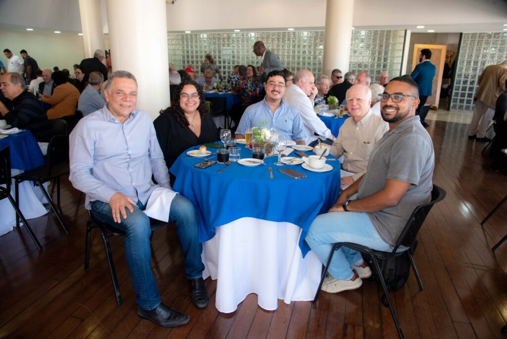 Representantes de chapas participam de almoço do Clube 33 Representantes de chapas participam de almoço do Clube f45 4950