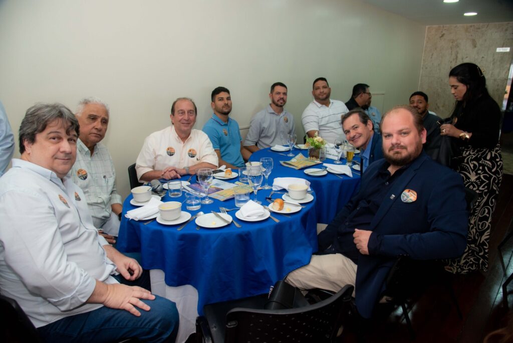 Representantes de chapas participam de almoço do Clube 37 Representantes de chapas participam de almoço do Clube f45 4958