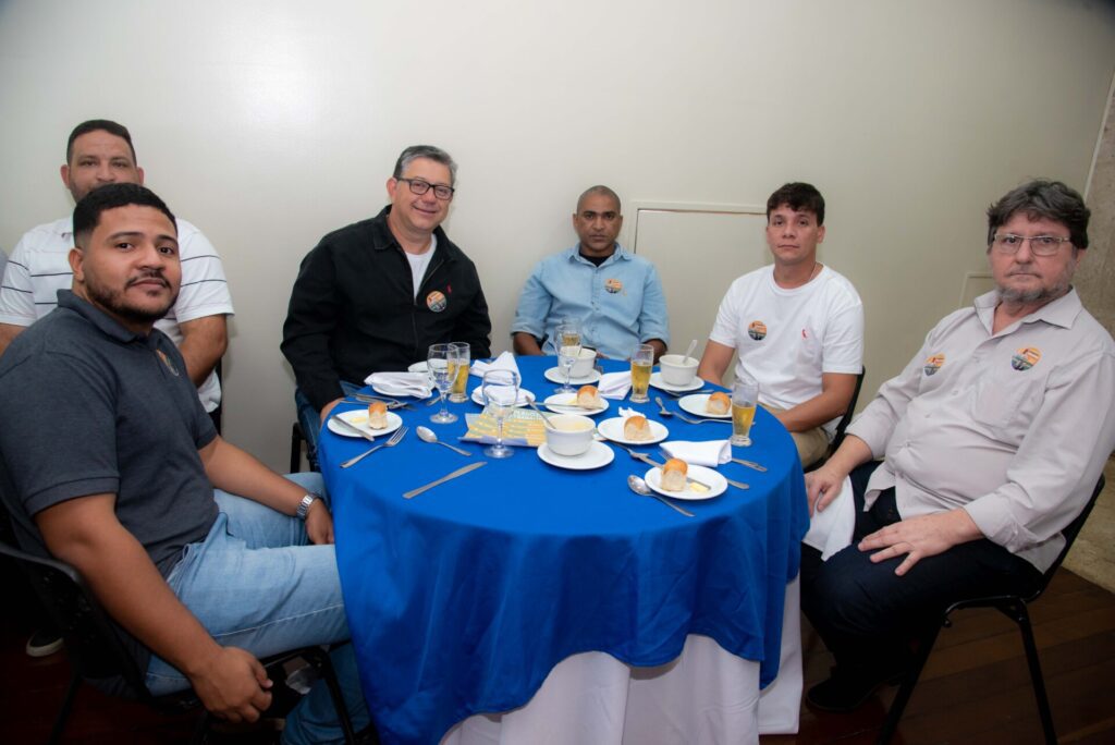 Representantes de chapas participam de almoço do Clube 39 Representantes de chapas participam de almoço do Clube f45 4965