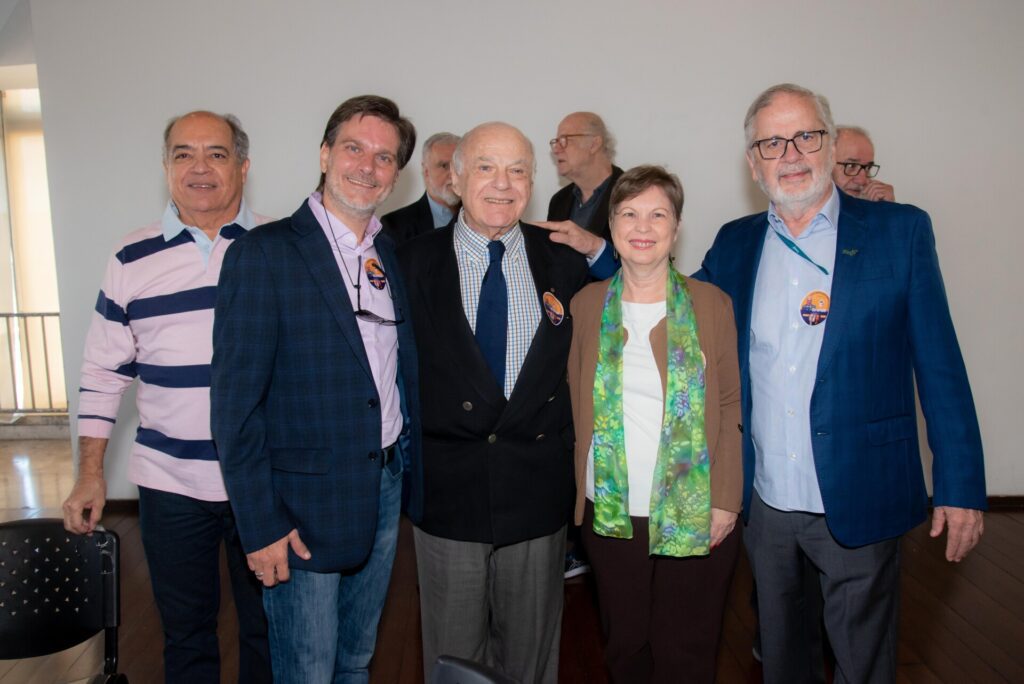 Aniversariantes de agosto são homenageados no almoço do Clube f46 3016