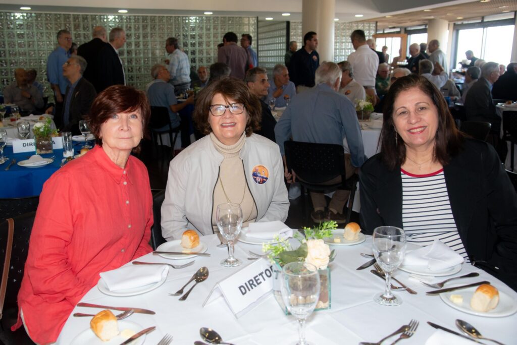 Aniversariantes de agosto são homenageados no almoço do Clube f46 3017