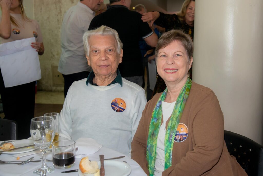 Aniversariantes de agosto são homenageados no almoço do Clube f46 3022