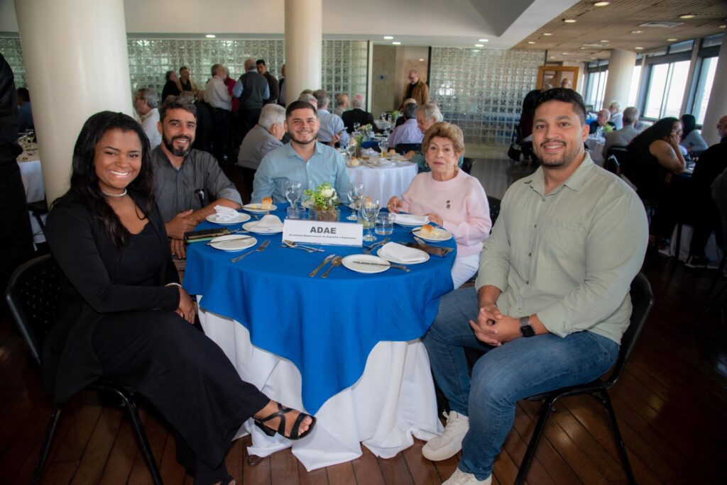 Aniversariantes de agosto são homenageados no almoço do Clube f46 3035