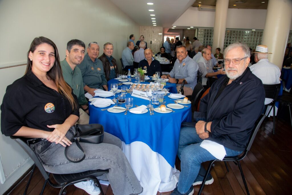 Aniversariantes de agosto são homenageados no almoço do Clube f46 3037