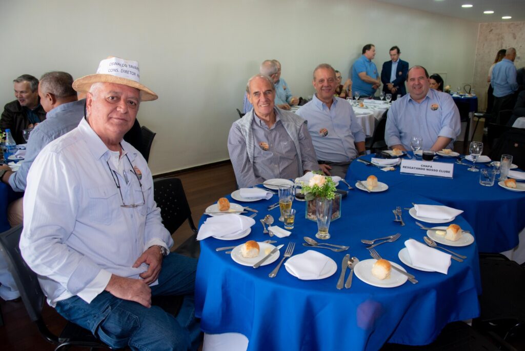 Aniversariantes de agosto são homenageados no almoço do Clube f46 3038