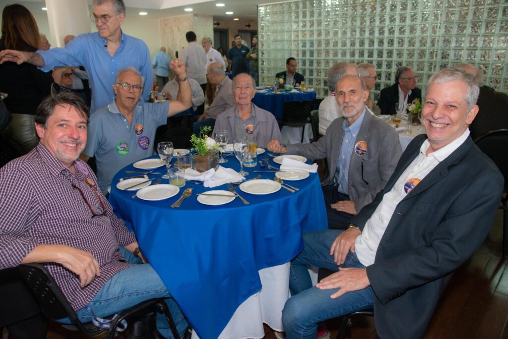Aniversariantes de agosto são homenageados no almoço do Clube f46 3040