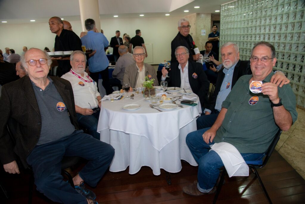 Aniversariantes de agosto são homenageados no almoço do Clube f46 3043