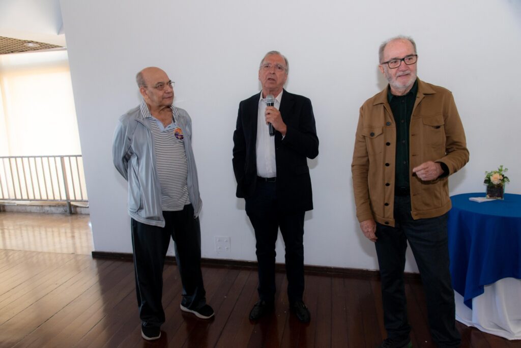 Aniversariantes de agosto são homenageados no almoço do Clube f46 3064