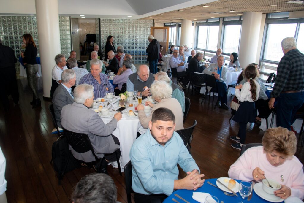 Aniversariantes de agosto são homenageados no almoço do Clube f46 3075