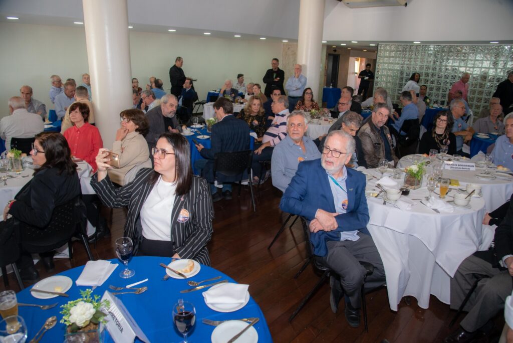 Aniversariantes de agosto são homenageados no almoço do Clube f46 3076