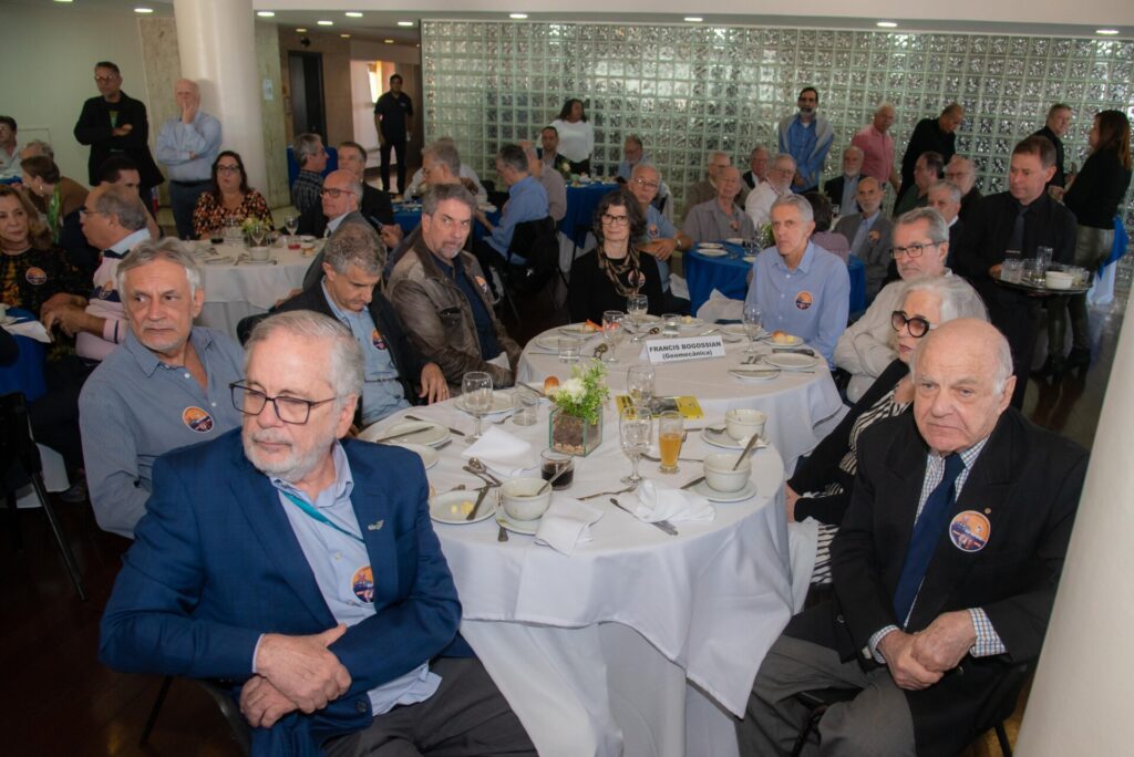 Aniversariantes de agosto são homenageados no almoço do Clube f46 3077