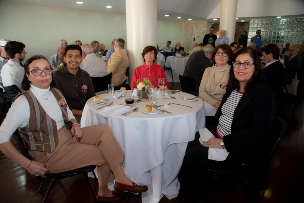 Aniversariantes de agosto são homenageados no almoço do Clube f46 3086