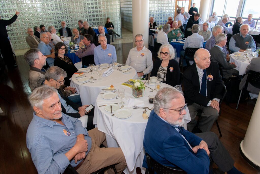 Aniversariantes de agosto são homenageados no almoço do Clube f46 3132