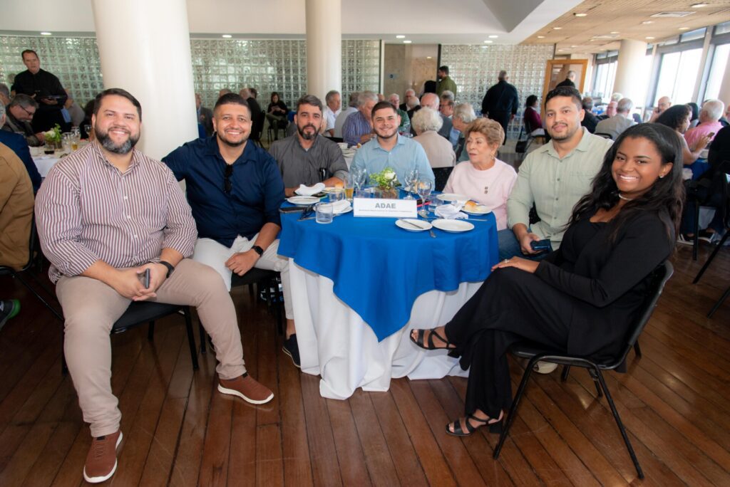 Aniversariantes de agosto são homenageados no almoço do Clube f46 3145