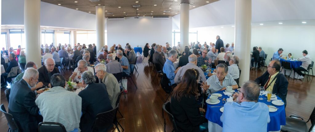 Aniversariantes de agosto são homenageados no almoço do Clube f46 3158 pano