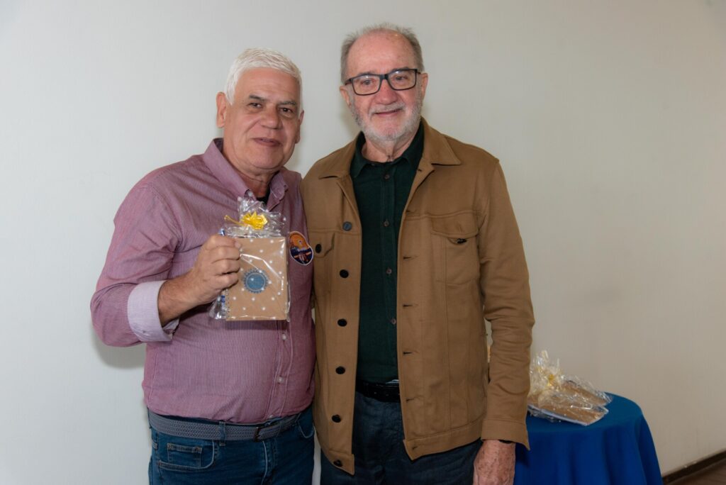 Aniversariantes de agosto são homenageados no almoço do Clube f46 3174