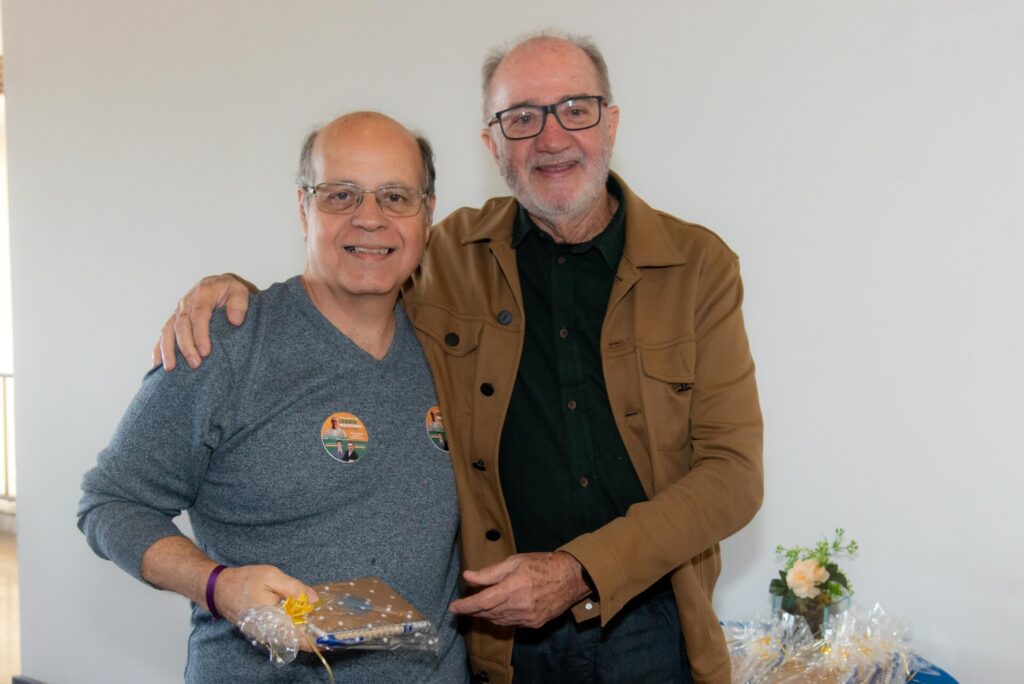 Aniversariantes de agosto são homenageados no almoço do Clube f46 3178