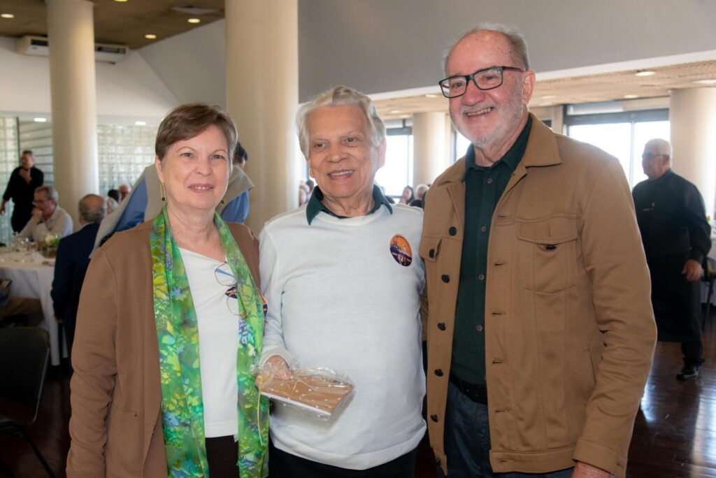 Aniversariantes de agosto são homenageados no almoço do Clube f46 3182
