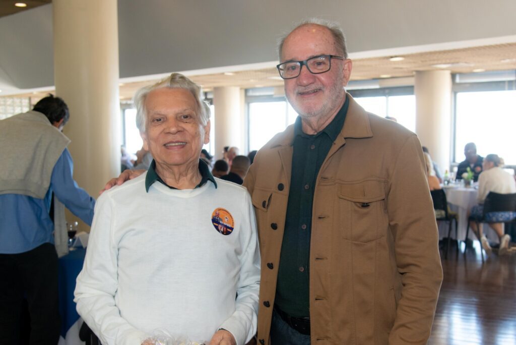 Aniversariantes de agosto são homenageados no almoço do Clube f46 3184