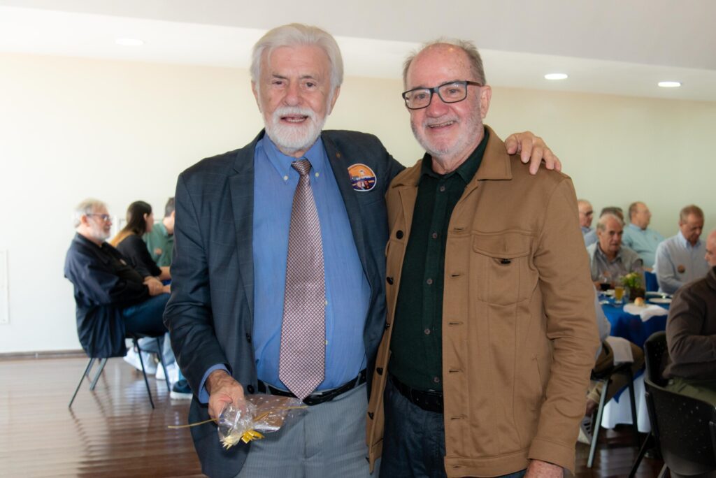Aniversariantes de agosto são homenageados no almoço do Clube f46 3185