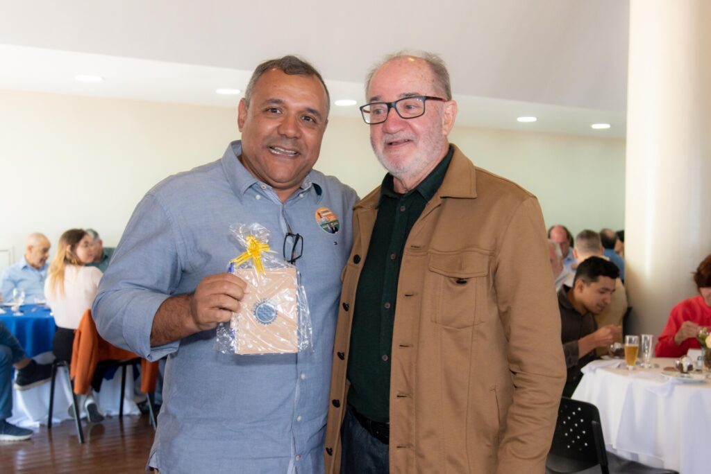 Aniversariantes de agosto são homenageados no almoço do Clube f46 3187