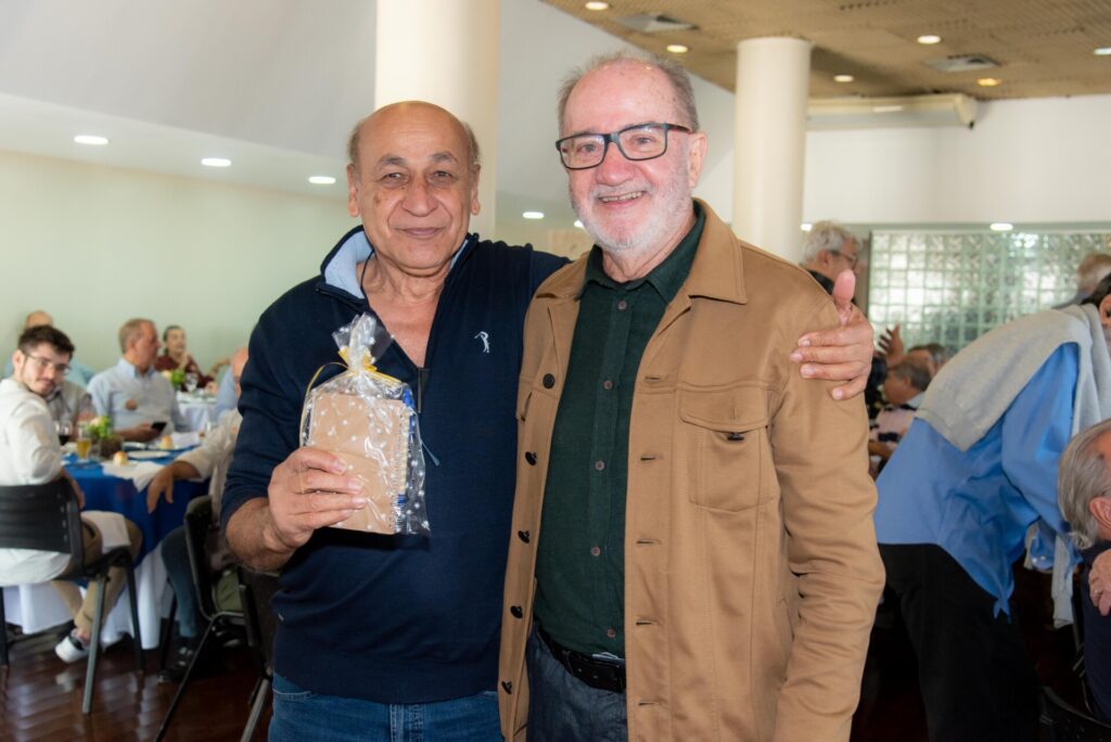 Aniversariantes de agosto são homenageados no almoço do Clube f46 3190