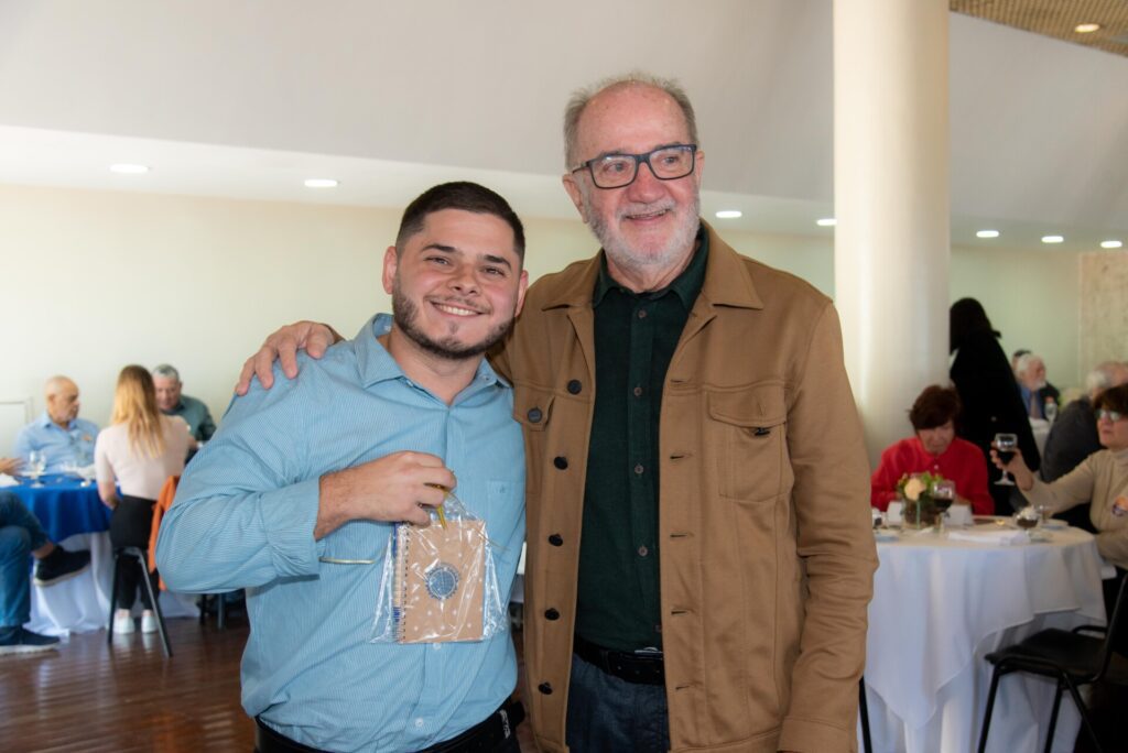 Aniversariantes de agosto são homenageados no almoço do Clube f46 3192