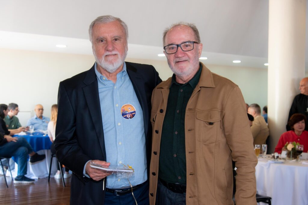 Aniversariantes de agosto são homenageados no almoço do Clube f46 3193