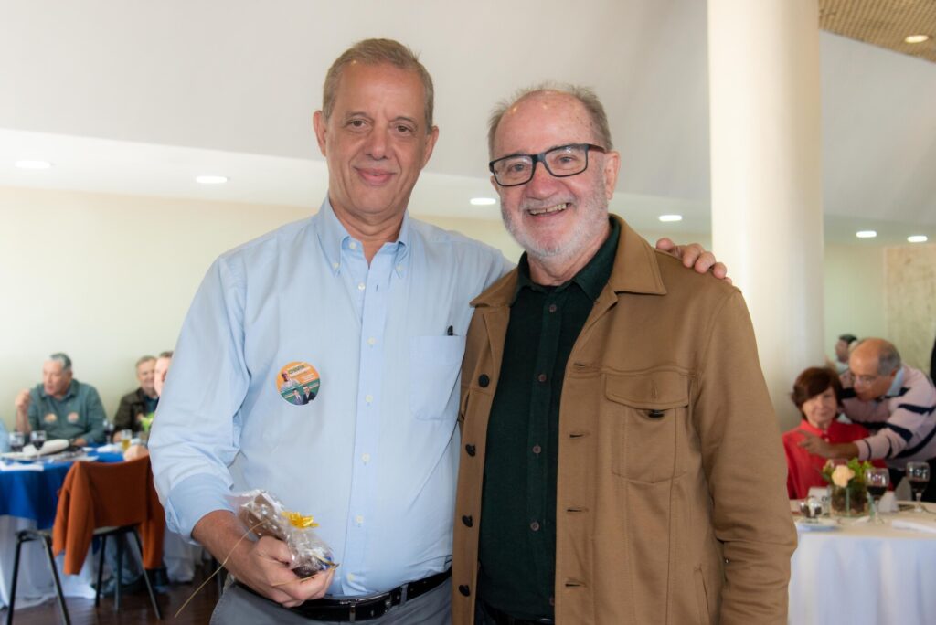 Aniversariantes de agosto são homenageados no almoço do Clube f46 3195